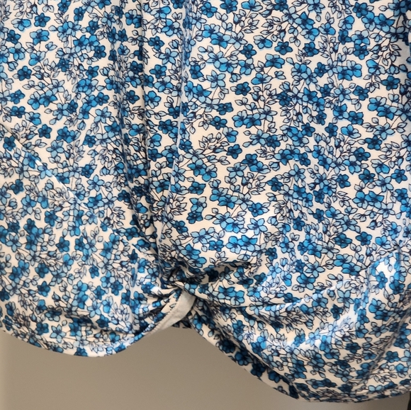 Suzy Shier Floral White and Blue Fitted Top - Picture 2 of 9